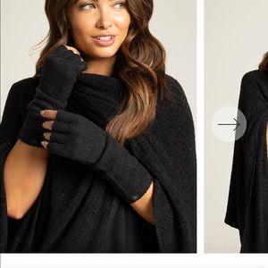Barefoot Dreams CozyChic Lite Fingerless gloves in Black